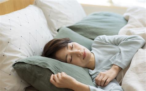 風水 睡眠|寝る方角や枕の向きで睡眠の質は変わる？眠りの方角。